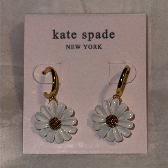 NWOT-Kate Spade Off We Go Daisy Huggies / White and Gold Flower Earrings - Picture 4 of 9